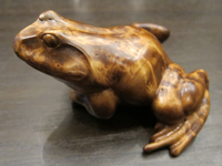 Скульптура лягушки из капа березы