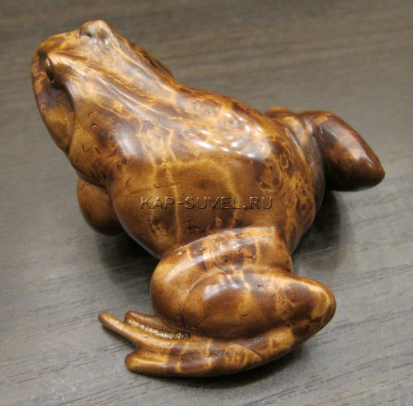 Скульптура лягушки из капа березы
