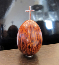 Пасхальное яйцо из капа с серебром и рубинами