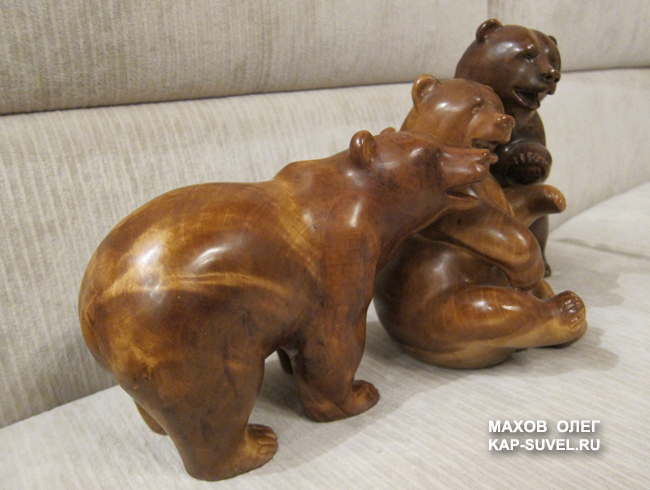 Скульптуры медведей из сувели